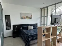 Beautiful air conditioner loft! 7 min from downtown! のホテル