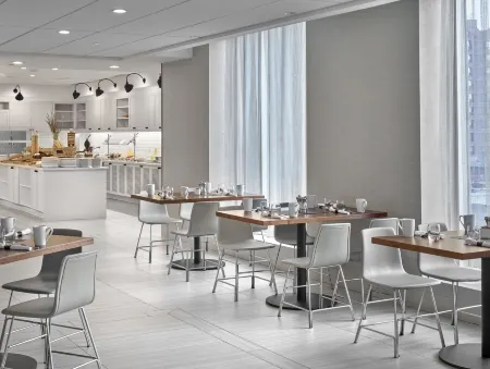 DoubleTree by Hilton Edmonton Downtown Отели рядом с достопримечательностью «Art Gallery of Alberta»