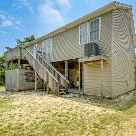 Coastal Emerald Isle Retreat w/ Deck & Grill!