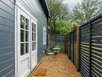 Walliswood Lodge - Rural Retreat - Newly converted, Wood Burner, Air Con, wi-fi 도킹 호텔