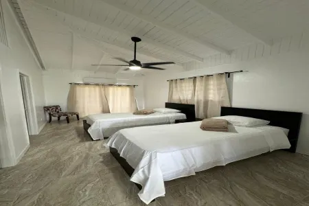 New Remodeled Modern 5 bed Villa Balconies, Ocean Views AC, Generator WIFI