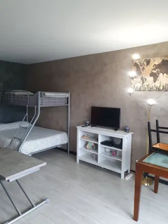 "Cosy & Modern" Apartment with private parking and close to the Paris metro! Отели рядом со станцией Porte D'Italie Station