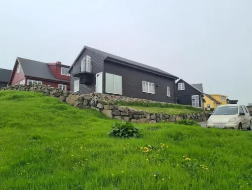Casa Pállsstova. 5 Bedroom villa فنادق في Gjogv