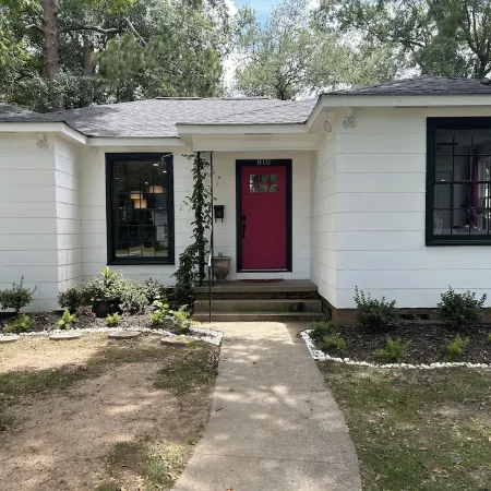 Charming 2-bedroom house with WiFi, AC in welcoming Monroe