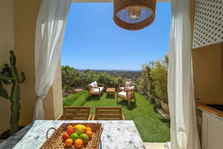 Sweet Life in Golf Is Molas