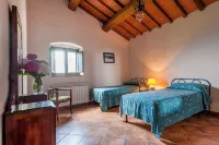 3-bedroom apartment in Tuscany, ancient farm, nature, swimming pool, 8 guests