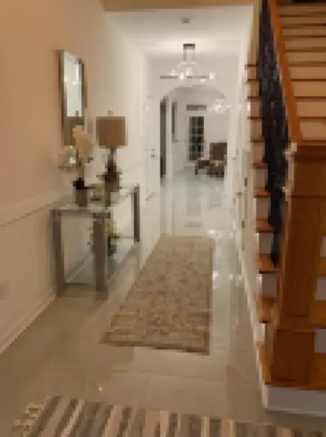 Cozy & Charming 4-bdr house, clubhouse, pool. Close to shops & 6mls to masters.