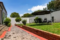 6-9 bedroom house for group trips Hotels in Jeppestown
