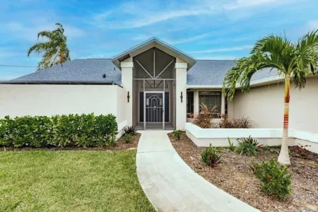 3-bedroom house on the water in brilliant Fort Myers with WiFi, AC. Отели в г. Форт-Майерс-Шорс