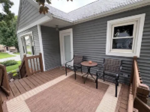 Welcoming Updated 3-Bedroom House Close to Downtown Clear Lake and City Beach!