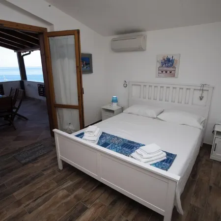 BLUE HOUSE AN EXCLUSIVE PENTHOUSE ON THE SEA OF THE AEOLIAN ISLANDS WITH PARKING