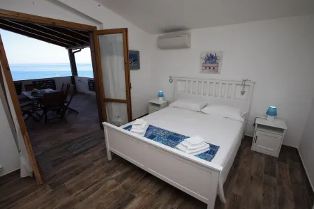 BLUE HOUSE AN EXCLUSIVE PENTHOUSE ON THE SEA OF THE AEOLIAN ISLANDS WITH PARKING Отели в г. Джойоза-Мареа