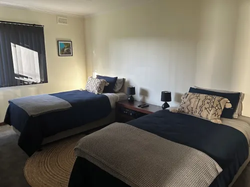 Cosy Coastal Cottage close to Maria Island Ferry - deck overlooking Spring Bay