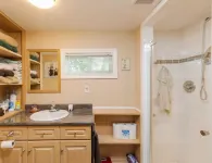 Cottage on the lake.  Great for a family or gathering with friends or events 喬治亞灣羣島國家公園附近的飯店