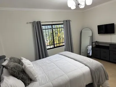 Stunning 4 bdr villa in Port of Spain with breathtaking ocean and city views Hotels in 