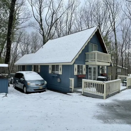Adorable Gingerbread Style cabin in gorgeous amenity filled lake/pool community
