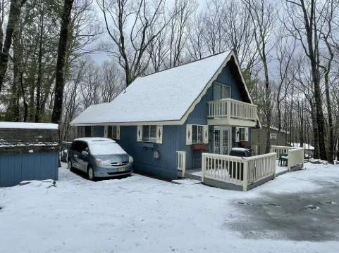 Adorable Gingerbread Style cabin in gorgeous amenity filled lake/pool community
