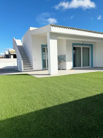 Villa Dolce Vita-new villa with garden 5 minutes from the beach Отели в г. Валледория