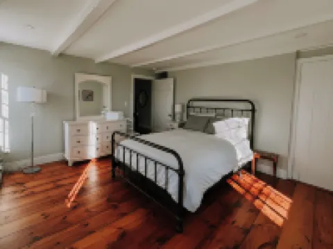 Waterfront catskills farmstay in a 19th Century historic home on an Alpaca Farm アルスターのホテル