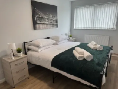 4 Bedroom Flat - Sleeps 5 - Free Parking & Wifi - Warwickshire