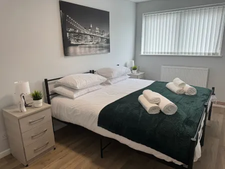 4 Bedroom Flat - Sleeps 5 - Free Parking & Wifi - Warwickshire