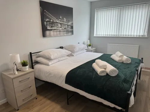 4 Bedroom Flat - Sleeps 5 - Free Parking & Wifi - Warwickshire