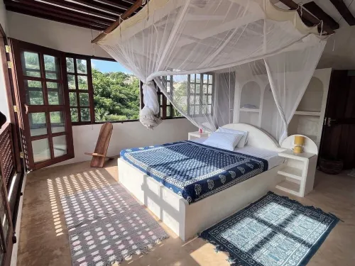 Dive in to our pool and feel the breeze at Mbibo House in the Shela sand dunes Hotel a Shela