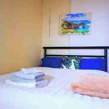 Elegant Double Room in Kensington with Smart TV and Shared Kitchen Rooms