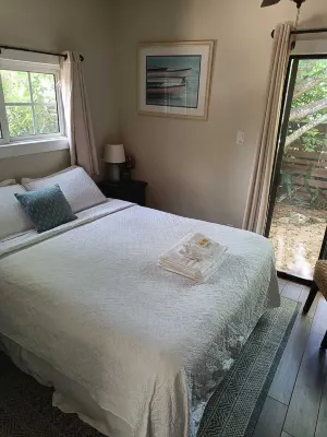 Zen Eden 1-bedroom in Savannah with WiFi, AC, close to beach and shopping