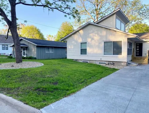 Moderne Home - Memorable, Modern, A Must Book - 4 Bedroom Close to Kinnick