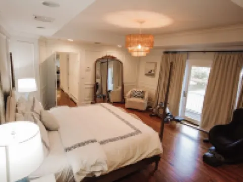 Lake house cozy to relax with a family. 6 bedroom very spacious house. Hotels in Trumbull