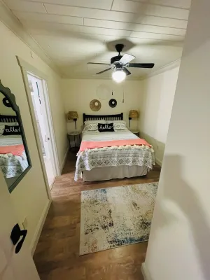 Lake front  2-bedroom condo with beautiful sun rises views over Crooked lake. 메노나쿠아 우즈 자연보호지역 주변 호텔