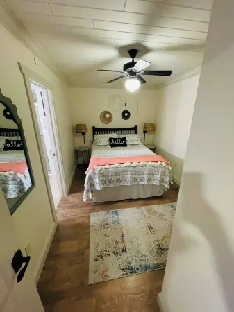 Lake front  2-bedroom condo with beautiful sun rises views over Crooked lake. Отели рядом с достопримечательностью «Заказник Менонаква Вудс»