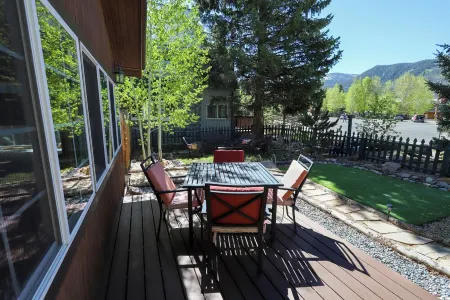 Historic 2.5-bedroom cabin w/sleeping porch