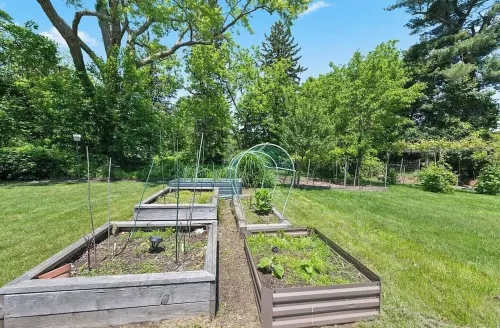 Charming 2-bedroom house with WiFi, AC in lovely Waterbury/beautiful backyard Hotels in Waterbury