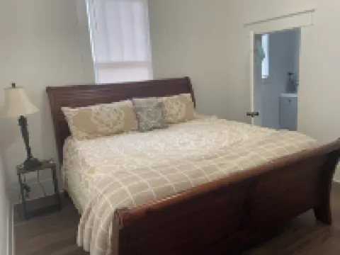 4-bedroom bungalow in amazing Natchitoches with WiFi, AC near Northwestern Univ.