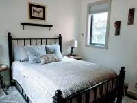 Little house in the woods of Jericho - AC, W/D, Wifi, Patio