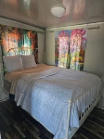 Cozy farmhouse in charming Kelso with AC, WiFi