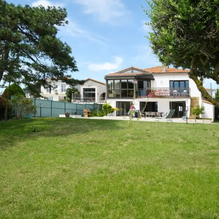 Villa with Heated Swimming Pool and Magnificent Sea View
