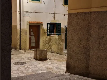 Full historic center just a 13-minute walk from the port of Portoferraio. Отели в г. Портоферрайо