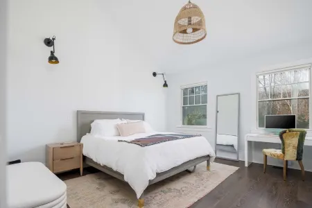 Hamptons-inspired home in the North Fork Отели в г. Мэттитак