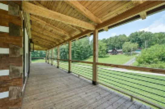 Custom 3-bedroom log cabin near 2 marinas on Dale Hollow, Sunset & Star Point.
