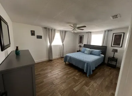 Explore beaches & springs from this comfy 2BR—WiFi, patio, great location.