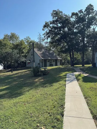 Cottage just 30 minutes from Texas A&M, 15 minutes from Premiere baseball field Отели в г. Робертсон