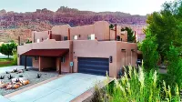Sg2 Luxury Private Hot Tub Oasis! Near Arches National Park. Sleeps 7-8 Guests.