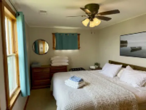 Charming 2-bedroom cabin on Shawano Lake, 30 minutes from Lambeau Field