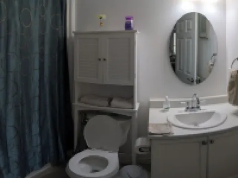 Spacious one bedroom Basement Apartment Hoteles en Belleville