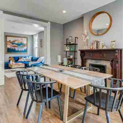 New! Cheerful 3-bedroom home walk to Empower Field Others