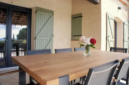 Beautiful detached villa on one level with pool, view and charging station!