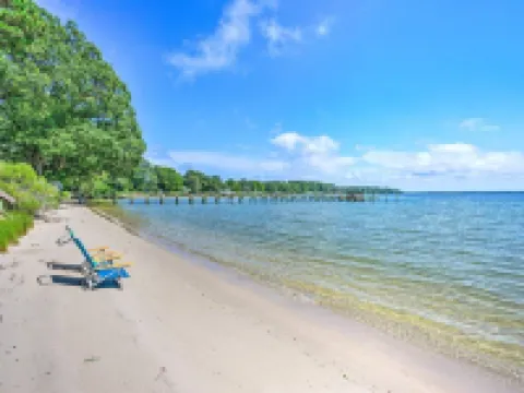 Charming Beach Cottage on Fishing Bay โรงแรมในMiddlesex County